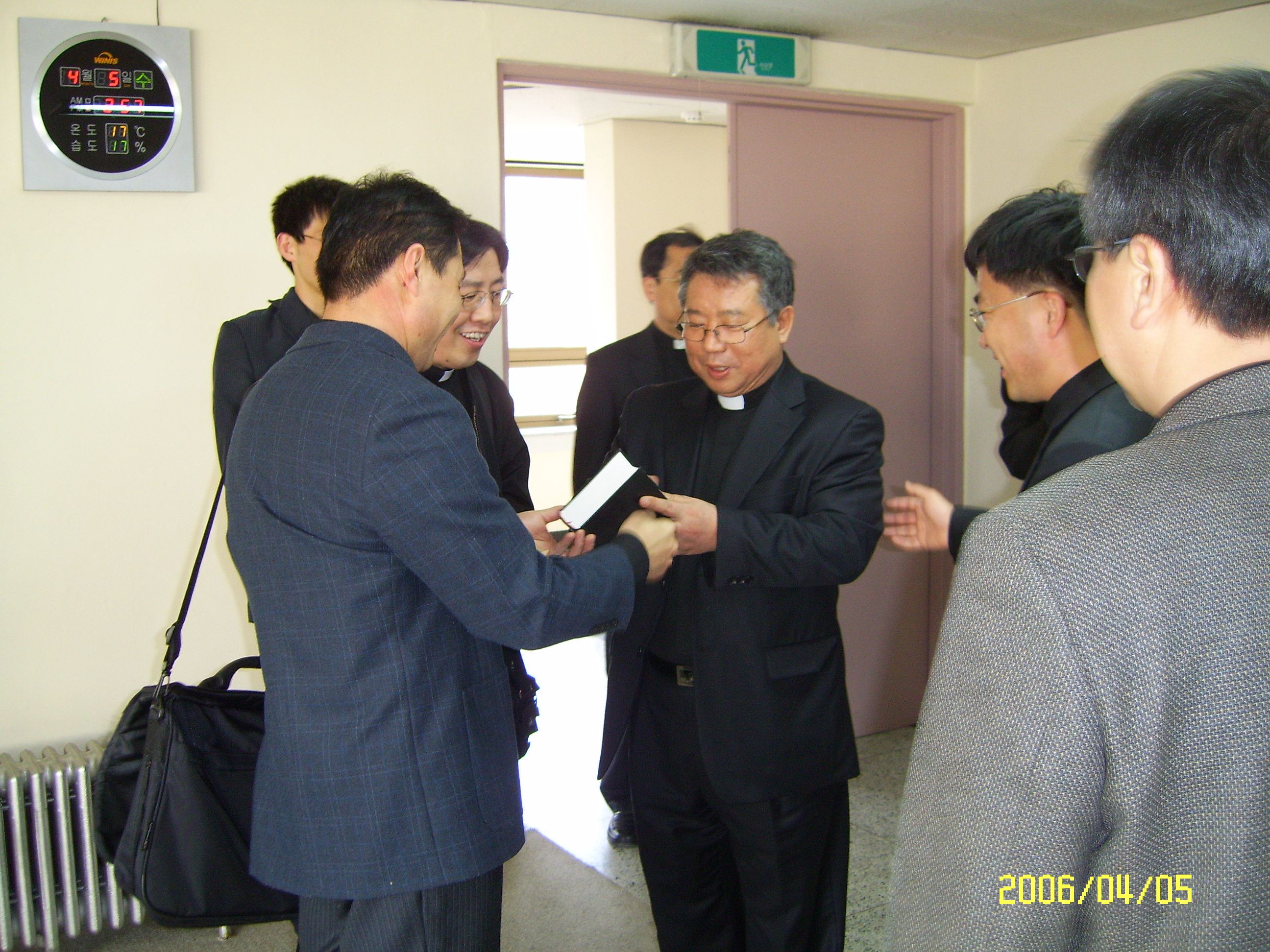 중국 태원교구 산서성 신학교 부원장 신부와 신학생 3명 방문(2006.4.5)의 관련된 이미지 입니다.
