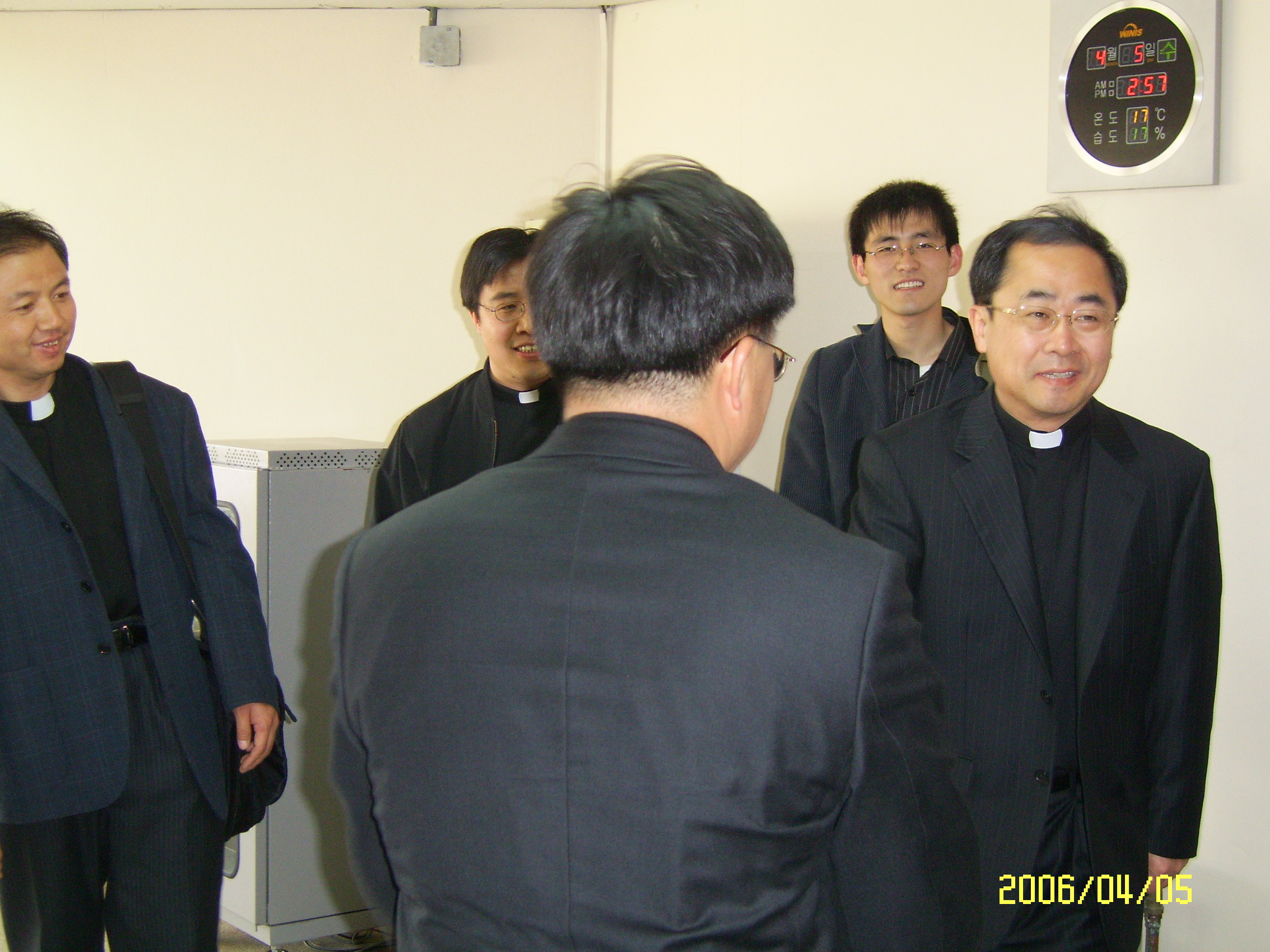 중국 태원교구 산서성 신학교 부원장 신부와 신학생 3명 방문(2006.4.5)의 관련된 이미지 입니다.