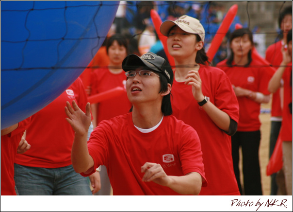 빨간옷 입은 팀의 체육대회 운동 사진의 관련된 이미지 입니다.