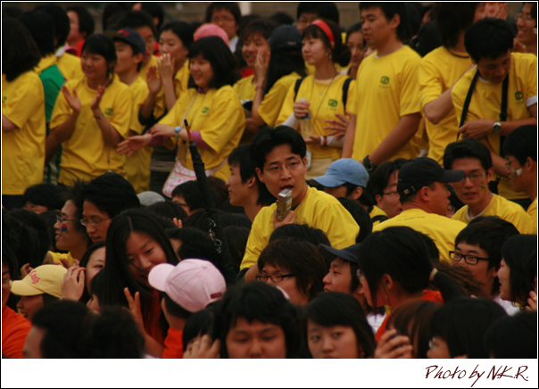 노란옷을 입고 삼삼오오 모여 응원!!의 관련된 이미지 입니다.