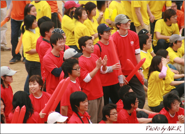 빨강,노랑 옷들을 입고 응원!의 관련된 이미지 입니다.
